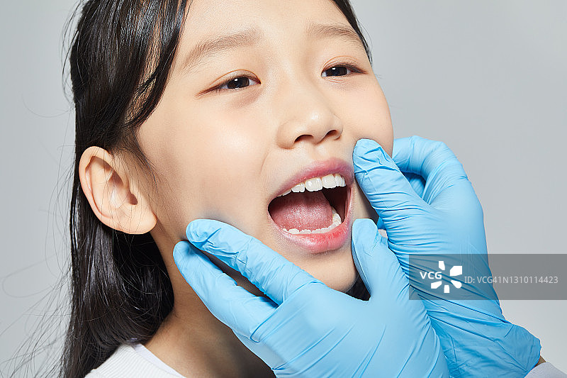 张开嘴的孩子图片素材