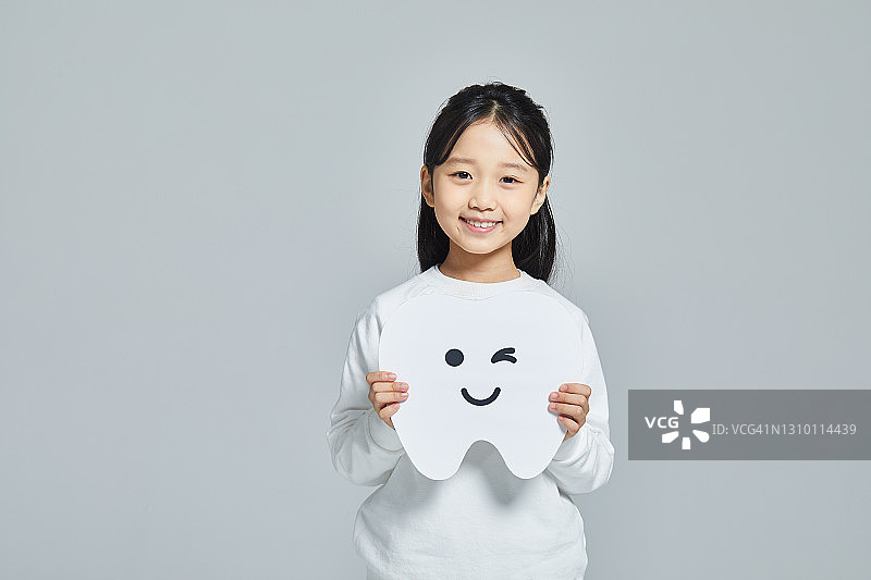 孩子拿着牙齿模型图片素材