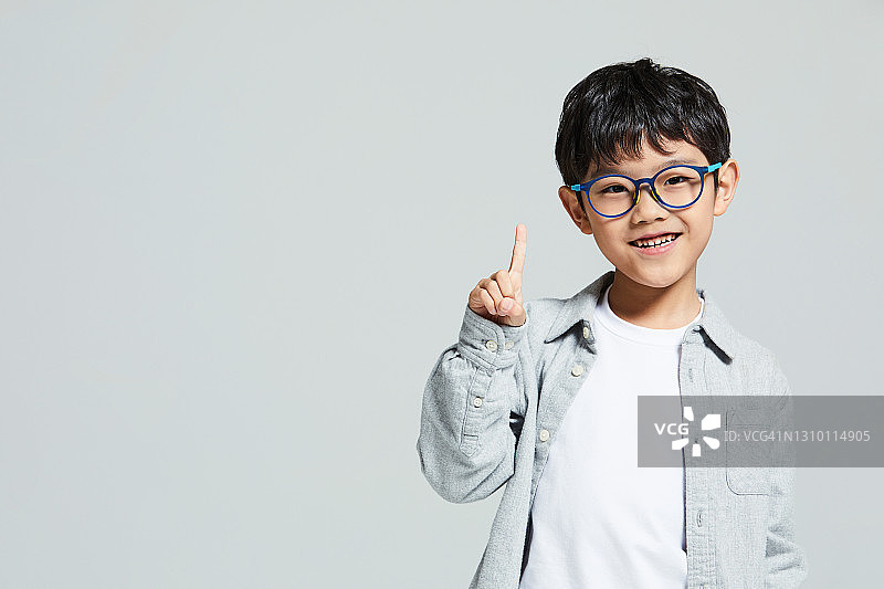 儿童教育，戴眼镜的小孩图片素材