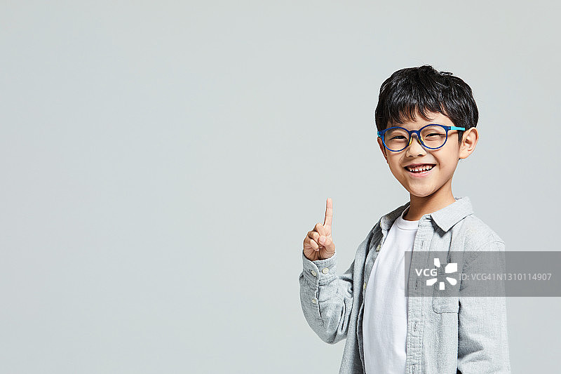 儿童教育，戴眼镜的小孩图片素材