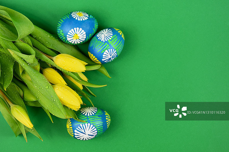 手绘复活节彩蛋与黄色郁金香俯视图图片素材