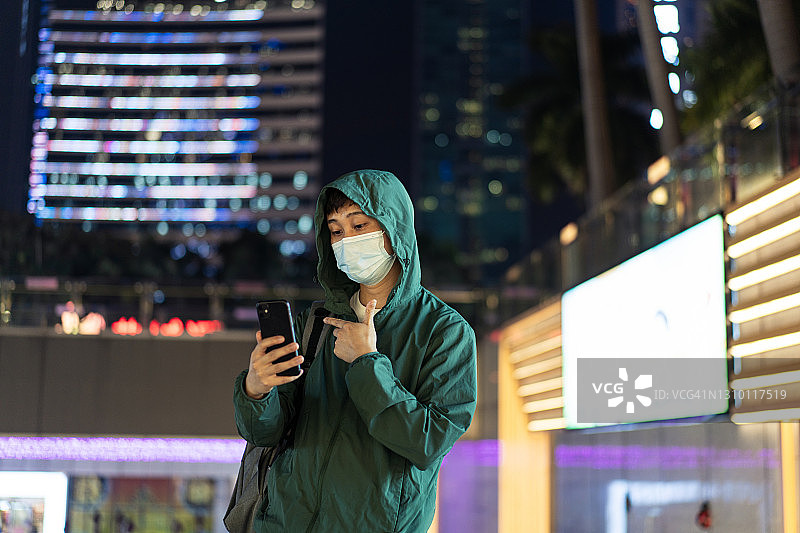 在餐厅吃东坡肉的亚洲男人图片素材