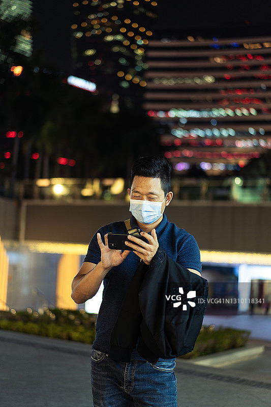 在餐厅吃东坡肉的亚洲男人图片素材