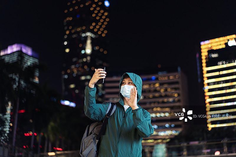 在餐厅吃东坡肉的亚洲男人图片素材