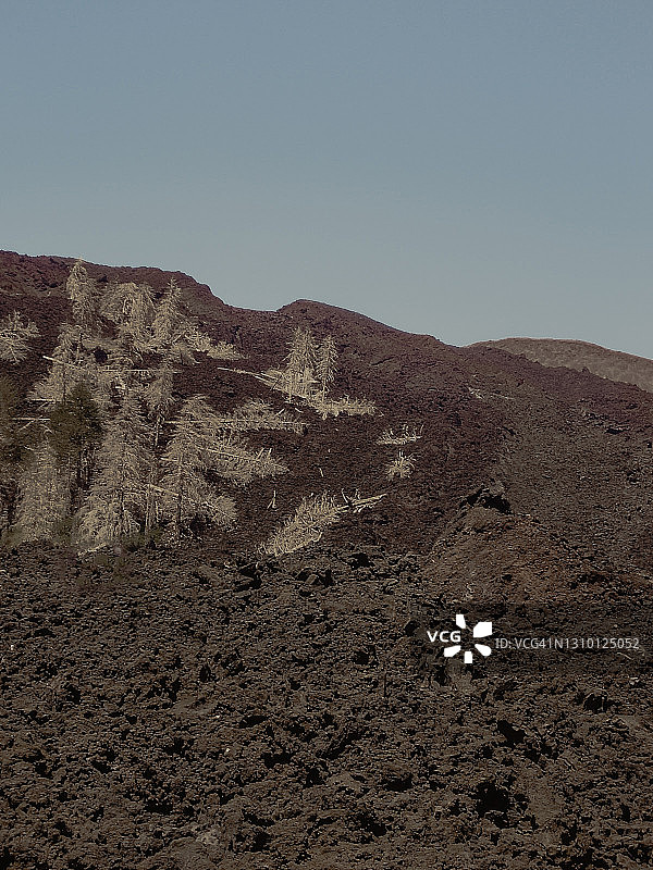 埃特纳火山喷发后的景象图片素材