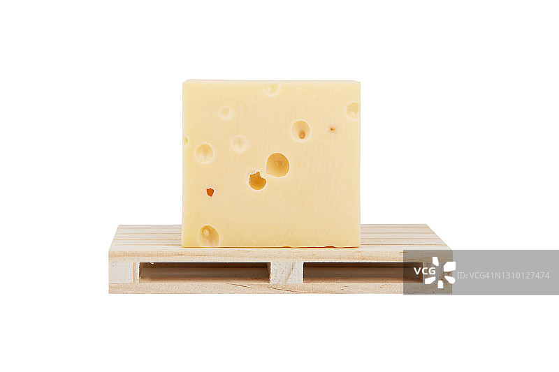 白色背景木制托盘上的奶酪块图片素材