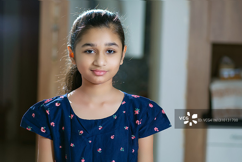 看着镜头的印度女童画像图片素材