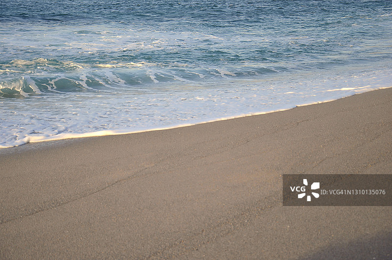 日落时分柔和的海浪图片素材