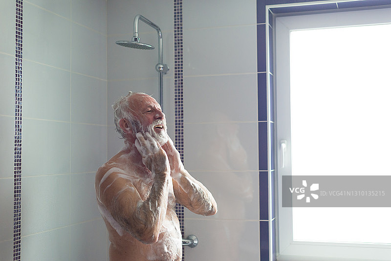 年长的男人在淋浴图片素材