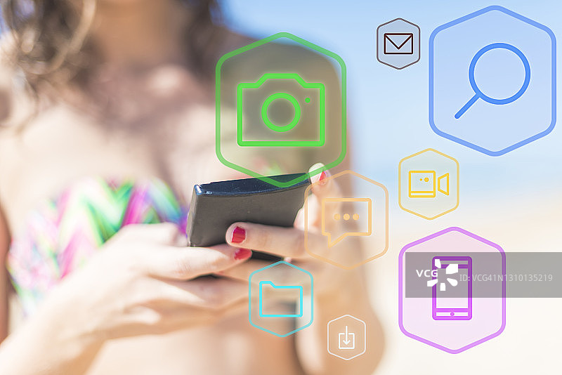 使用智能手机和图标应用程序的女人图片素材