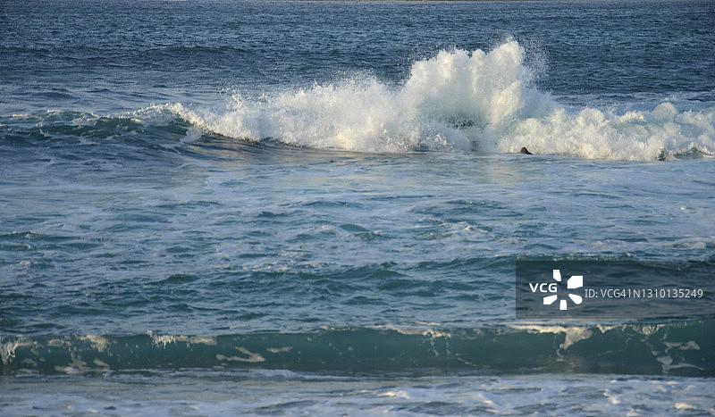 绿松石色海浪特写图片素材