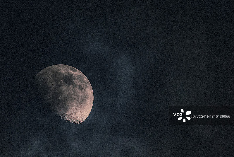 夜晚月亮上的云彩图片素材