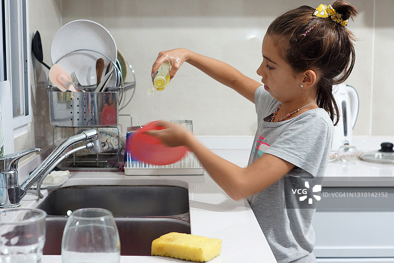 女孩在厨房洗碗图片素材