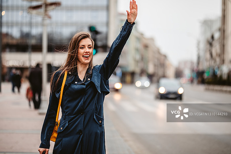 在市中心呼叫众包的女人图片素材