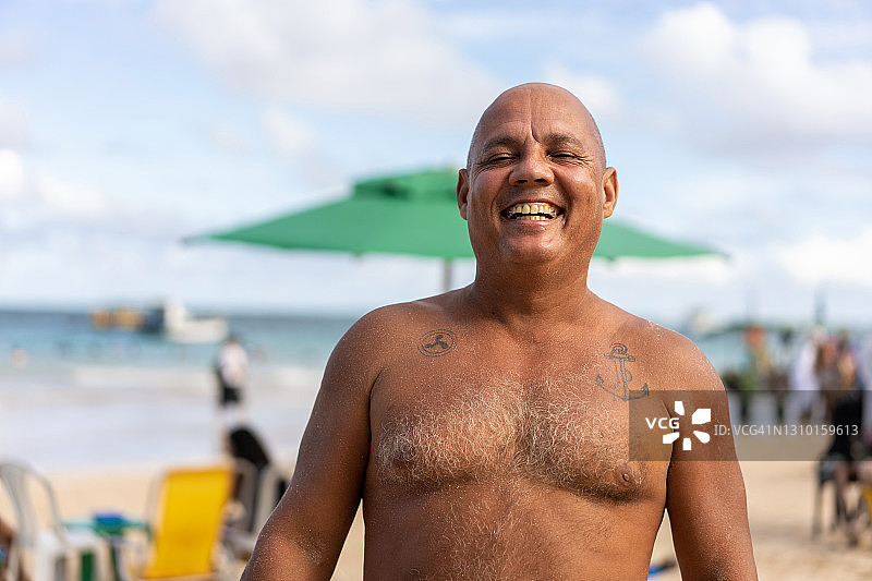 海滩上的中年男人肖像图片素材