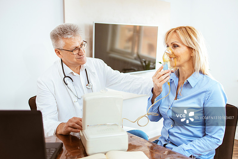 中年妇女在诊室接受吸入治疗图片素材