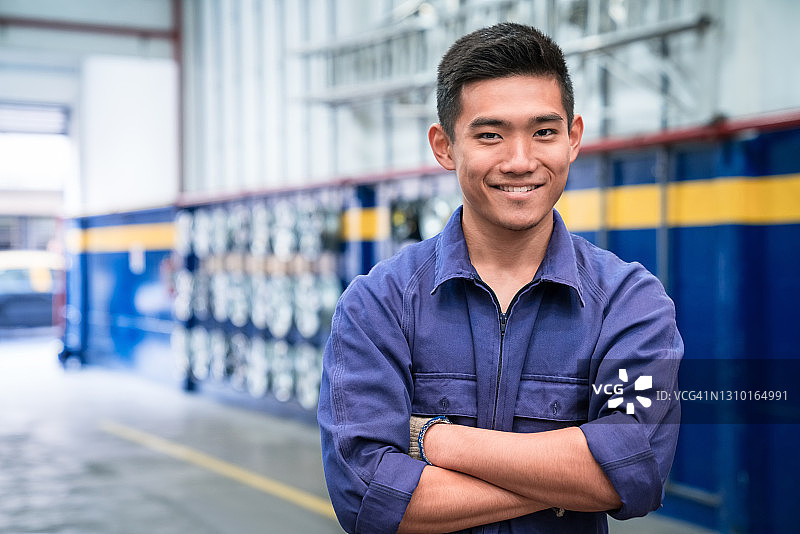 年轻的汽车修理工肖像图片素材