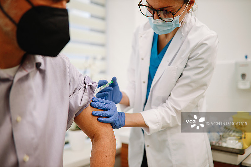 中年男人接种疫苗的特写图片素材