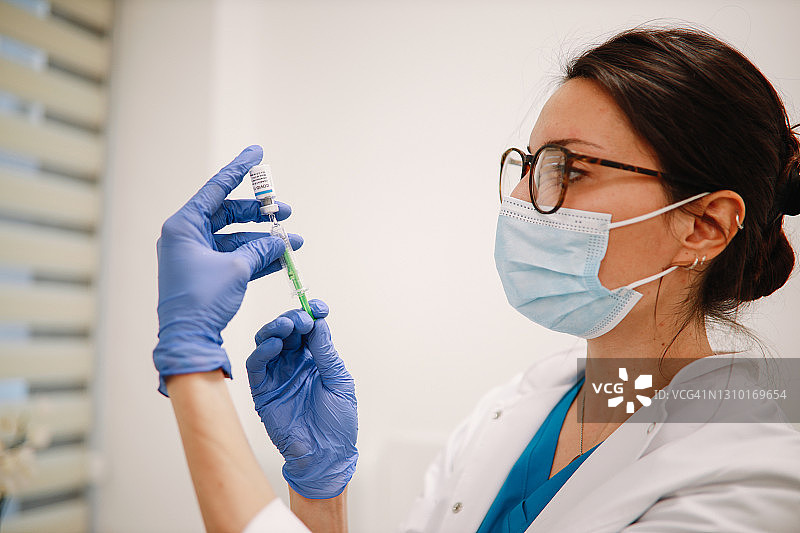 护士准备疫苗接种设备图片素材