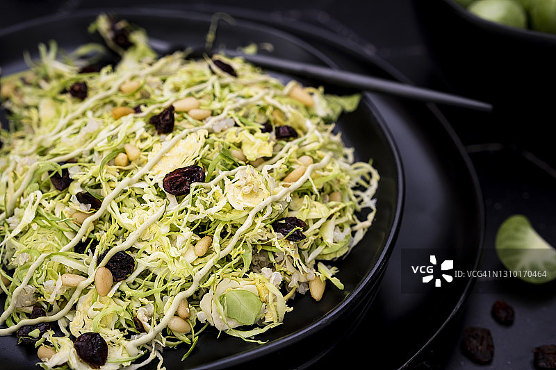 黑底上的球芽甘蓝沙拉图片素材