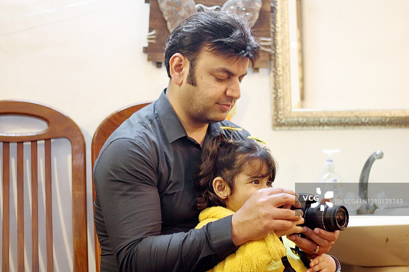 父亲教女儿如何使用单反相机图片素材