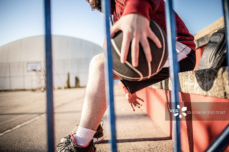 篮球场上的年轻人：通过刻苦训练走向成功的有为篮球运动员图片素材