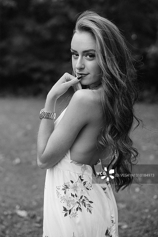 看着镜头的性感女孩图片素材