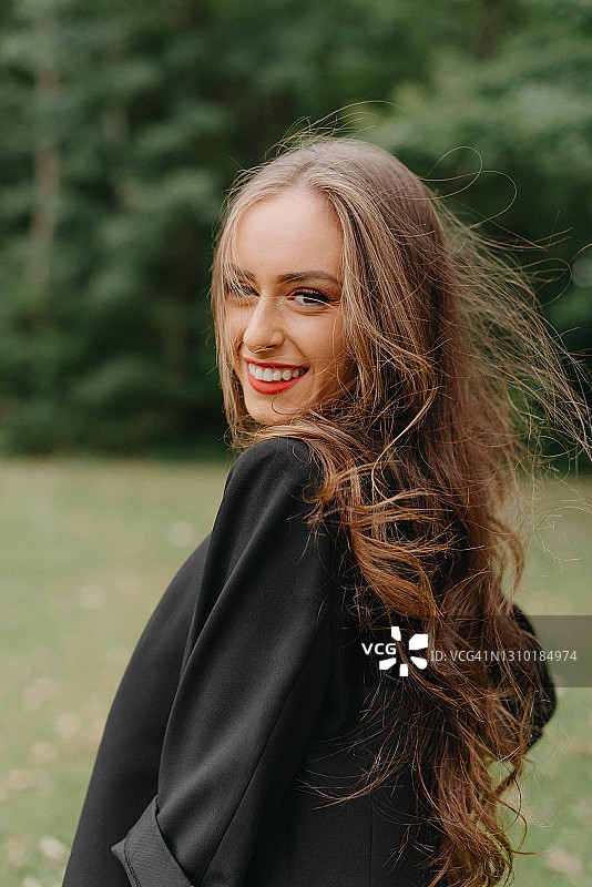 对着镜头微笑的长波浪发美女图片素材