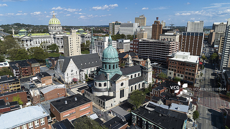 宾夕法尼亚州哈里斯堡的州议会大厦和圣帕特里克大教堂的航拍图片素材