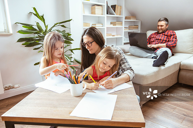 年轻家庭的日常生活图片素材