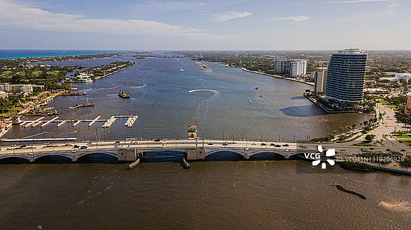 西棕榈滩市中心鸟瞰，佛罗里达州海湾滨水区春假（2021年3月）图片素材
