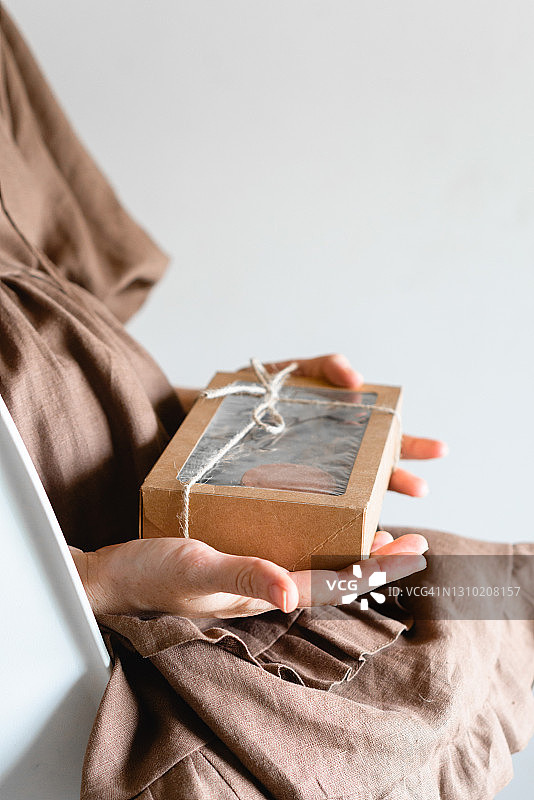 女孩坐在白色木腿椅子上，手拿咖啡杯图片素材