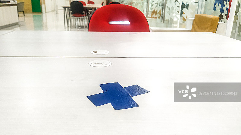 图书馆内的社交距离与安全距离标志图片素材