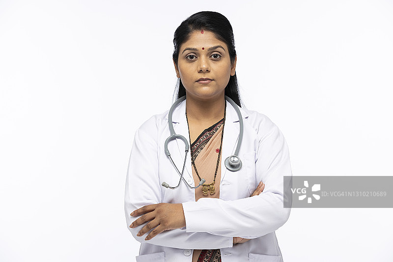 白色背景下的自信女医生写真图片素材