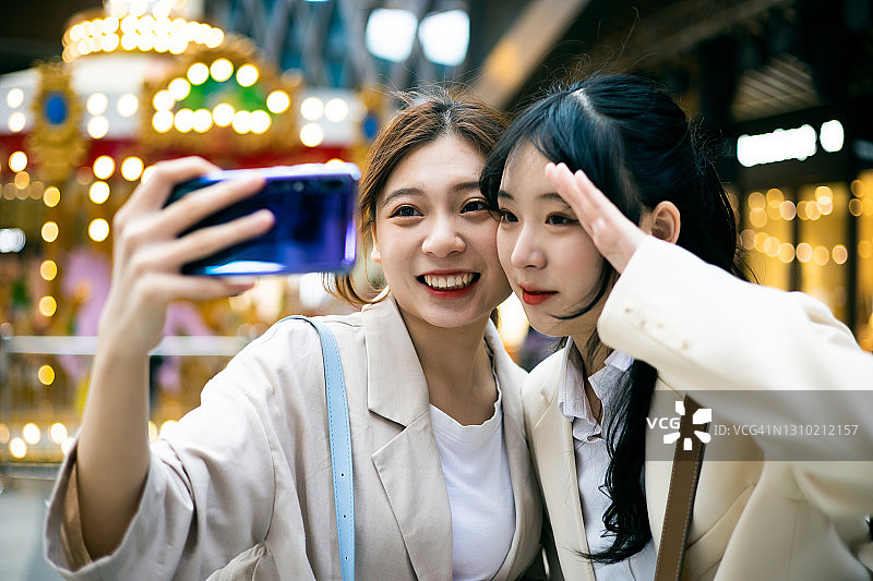 夜晚自拍图片素材