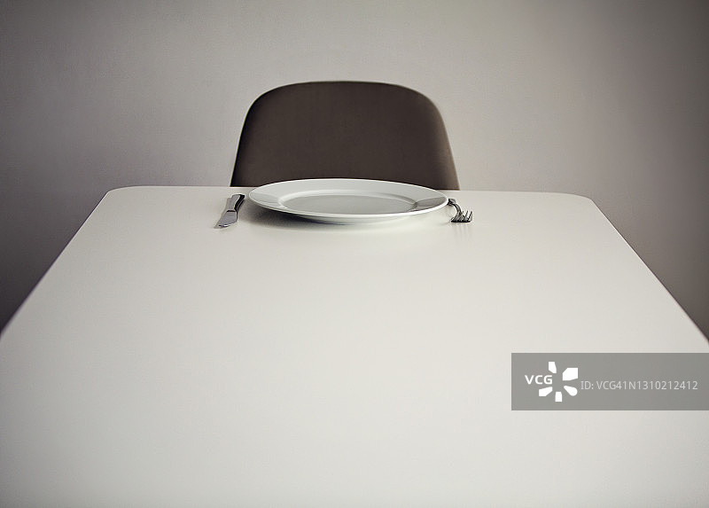 桌子上的空盘子图片素材