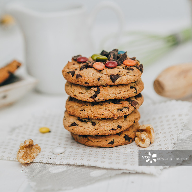 放在乡村木桌砧板上的一堆自制巧克力燕麦饼干图片素材