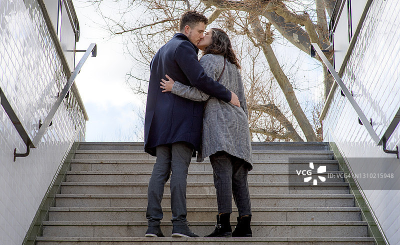 在地铁入口处接吻的情侣图片素材