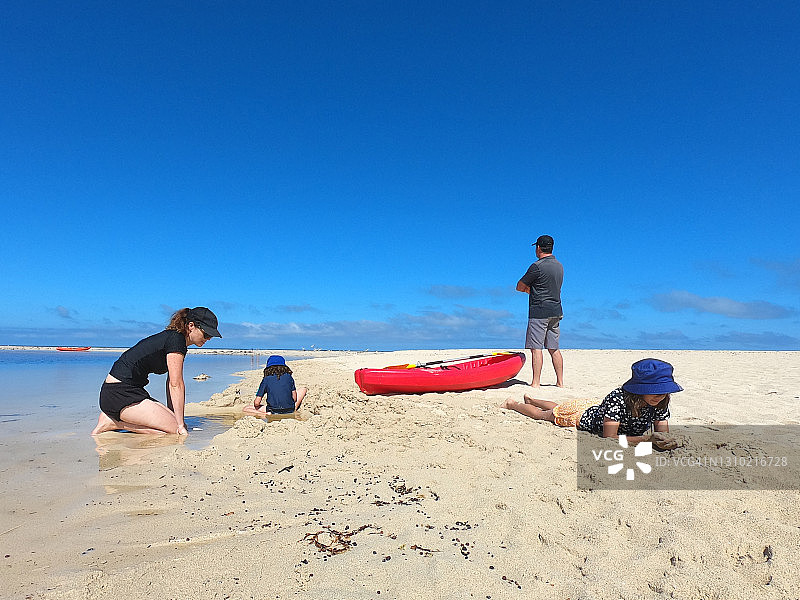 澳大利亚家庭在海滩上玩耍图片素材