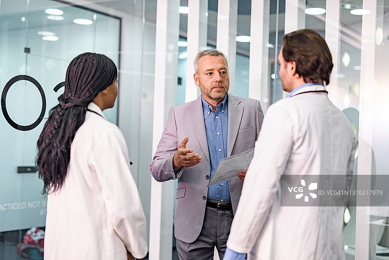 中年商人与医生在办公室交谈图片素材