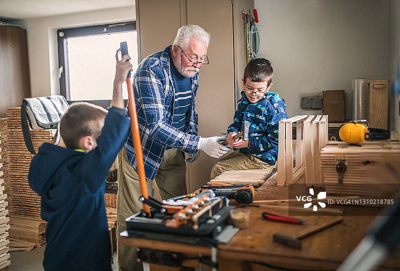 祖父母和孙辈在车间工作图片素材