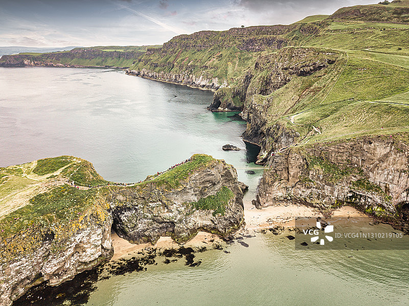 夏季航拍视角下的北爱尔兰卡里克索桥图片素材