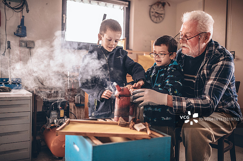 祖父母和孙辈在车间工作图片素材