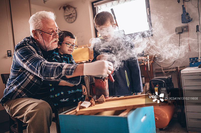 祖父母和孙辈在车间工作图片素材