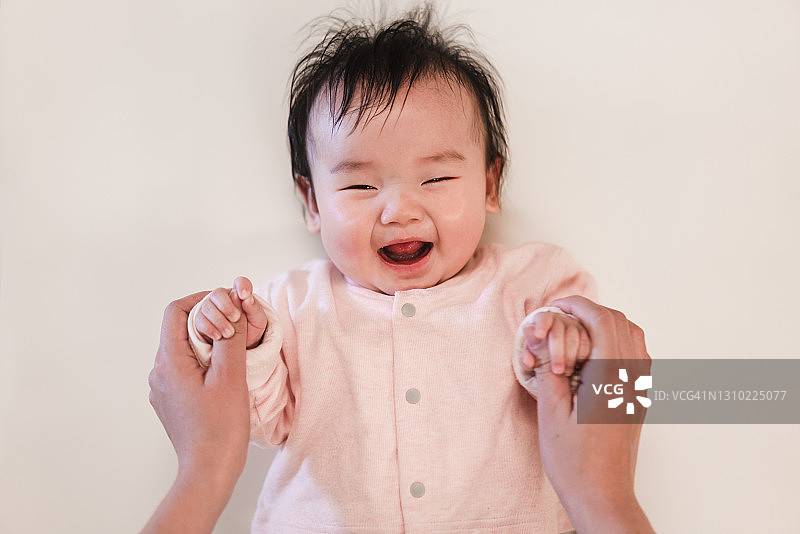 女婴牵着妈妈的手微笑图片素材