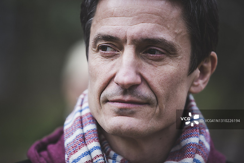 成熟英俊男士侧脸肖像图片素材