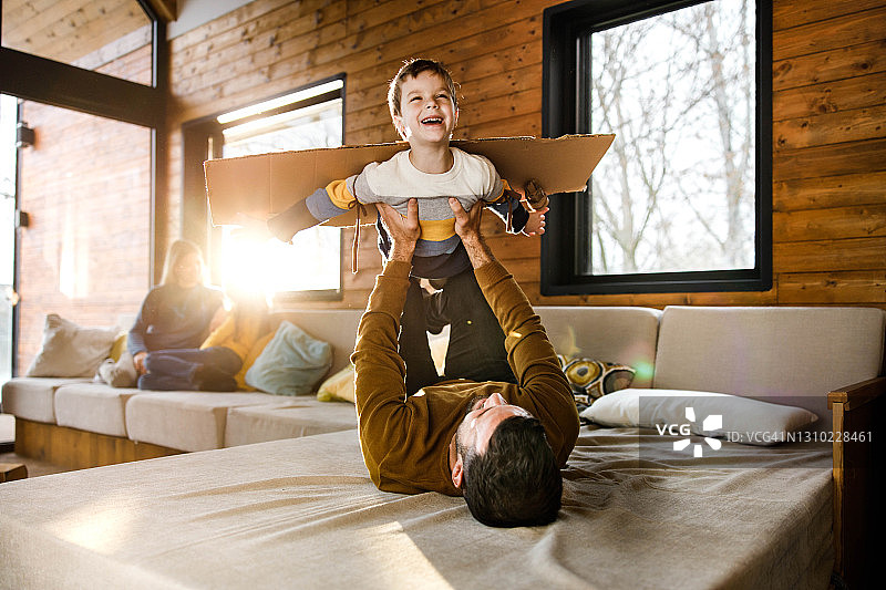 哇！我要飞起来了！图片素材