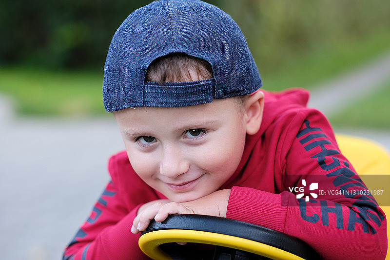 三岁男孩肖像图片素材