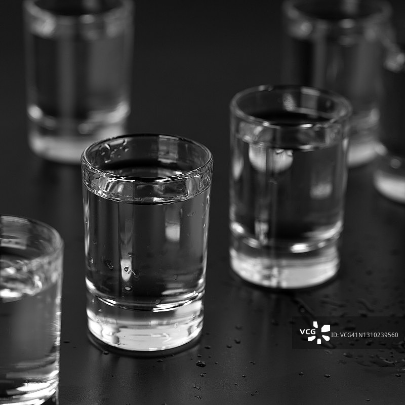 酒吧里，伏特加、朗姆酒、龙舌兰和金酒被倒入酒杯图片素材