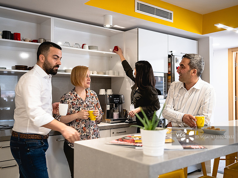 商务人士讨论图片素材